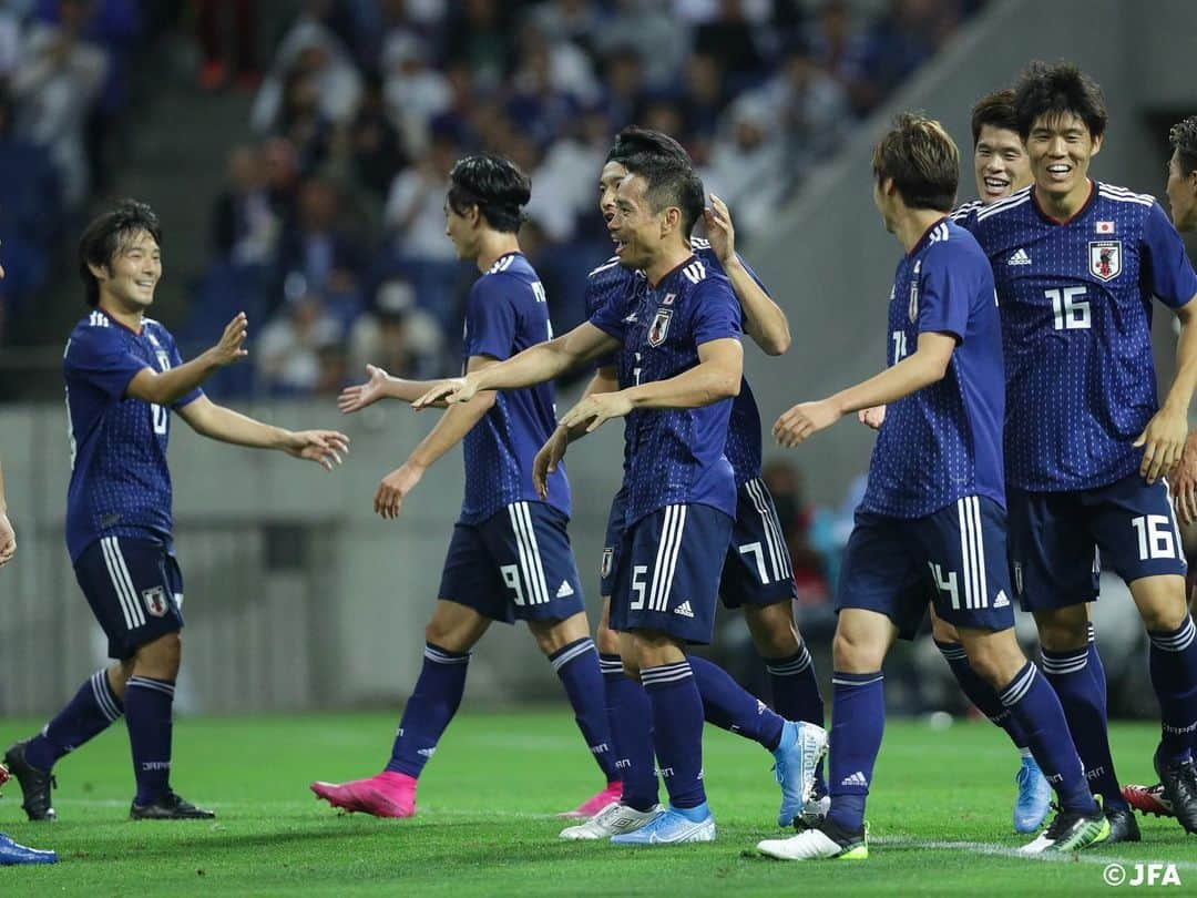 日本サッカー協会さんのインスタグラム写真 - (日本サッカー協会Instagram)「📸Match photos｜3点目は、この日国際Aマッチ出場120試合目(歴代3位)を迎えた #長友佑都 選手！ ・ #daihyo #SAMURAIBLUE #新しい景色を2022 ―――――――――――――――――― 2022FIFAワールドカップカタールアジア2次予選 #SAMURAIBLUE 6-0モンゴル代表 ⚽️22分 #南野拓実 ⚽️29分 #吉田麻也 ⚽️33分 #長友佑都 ⚽️40分 #永井謙佑 ⚽️56分 #遠藤航 ⚽️82分 #鎌田大地 ・ 📅10/10(木)日本時間19:35KO 📍埼玉スタジアム２００２ 📺テレビ朝日系列/NHK-BS1で生中継 ・ 👉大会情報はJFA.jpへ ――――――――――――――――――」10月12日 21時56分 - japanfootballassociation