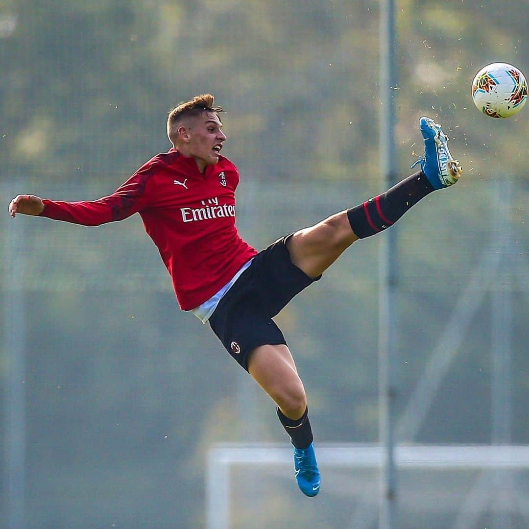 ACミランさんのインスタグラム写真 - (ACミランInstagram)「🆚 #MilanPrimavera In-house practice match for the lads as they took on our U 19 side ⚽️ #SempreMilan」10月12日 22時08分 - acmilan