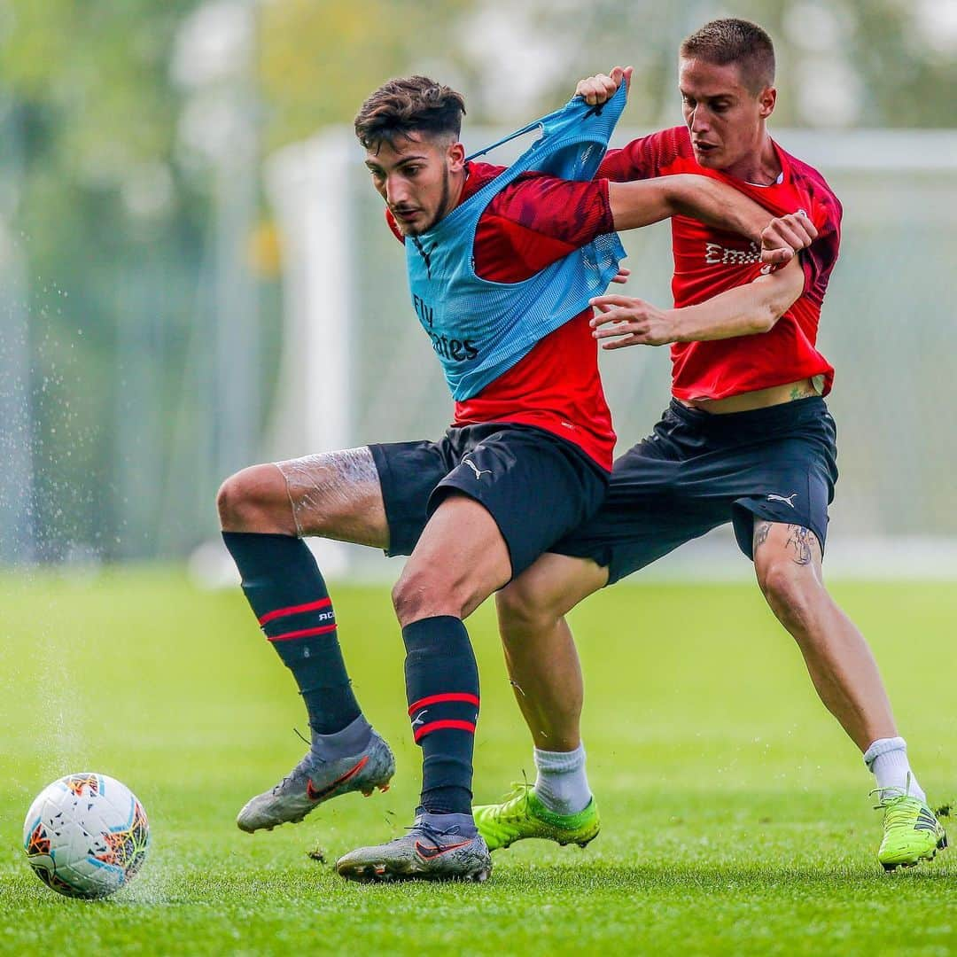 ACミランさんのインスタグラム写真 - (ACミランInstagram)「🆚 #MilanPrimavera In-house practice match for the lads as they took on our U 19 side ⚽️ #SempreMilan」10月12日 22時08分 - acmilan