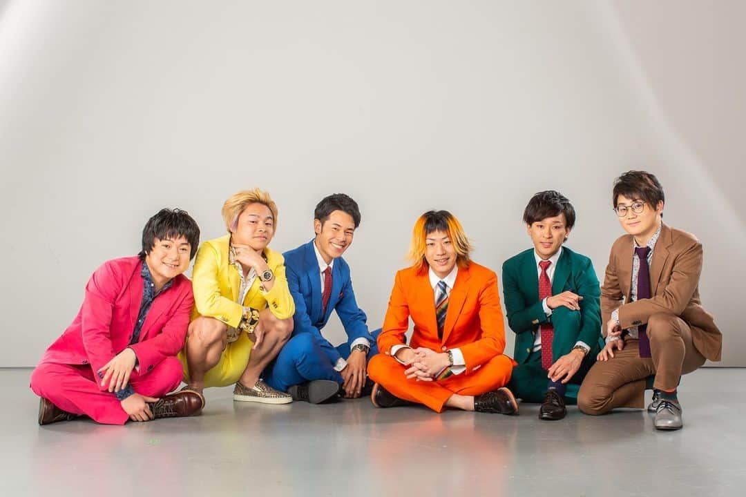 としみつのインスタグラム：「東海オンエアは無事に6周年を迎えることが出来ました。  いつも見てくださっている視聴者の皆様、本当にありがとうございます。 年々色々なことを経験させてもらっていて、多くの人に支えられていると実感します。  四捨五入で30歳にカウントされてしまう歳となった僕らは、まだまだ未熟な面が多いですが、これからもどうぞよろしくお願いします！  たくさん笑ってください！  #東海オンエア#6周年 #ゆめまるが別人#しばゆーのキャン玉さん浮き出すぎ」