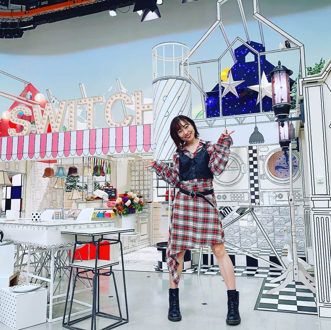 須田亜香里さんのインスタグラム写真 - (須田亜香里Instagram)「10月11日(金)東海テレビ 【 #スイッチ】（@thk_switch ） 月一でお世話になっているスイッチ！ イレギュラーで三週連続お世話になりました！ １０月の須田の出演は昨日がラストということで、一足早くお誕生日お祝いしていただきました😍 いつもありがとうございます！ . . #私服 #秋コーデ #チェックセットアップ #ビスチェ #マーチン #8ホール #drmartens8hole #須田亜香里の服 服はチェックのセットアップに一目惚れして、お店でコーディネートして買ったよ〜 . . ---------- . . 今日の #可愛くなる方法 #こっそり #脚長効果 #インヒール マーチン履いてるとよく後輩とかから痛くないですか？って聞かれるけど、確かに最初は痛かったし靴擦れしたけど、自分の履き方見つけてからはいい感じだよ！ 私は8ホールのマーチン履いてて、上２つは常に開けてるから解かなくてもそのまま脱ぎ履き出来るし、中に3センチくらいのインヒール入れて足長くしてる！ で、ラメソックスいくつかコーデに合いそうなの常備しとけば大体の服に合うよ☺️ ちょっとずつラメソックス集めしてる。写真は黒に青のラメソックス！」10月12日 22時10分 - akarisuda