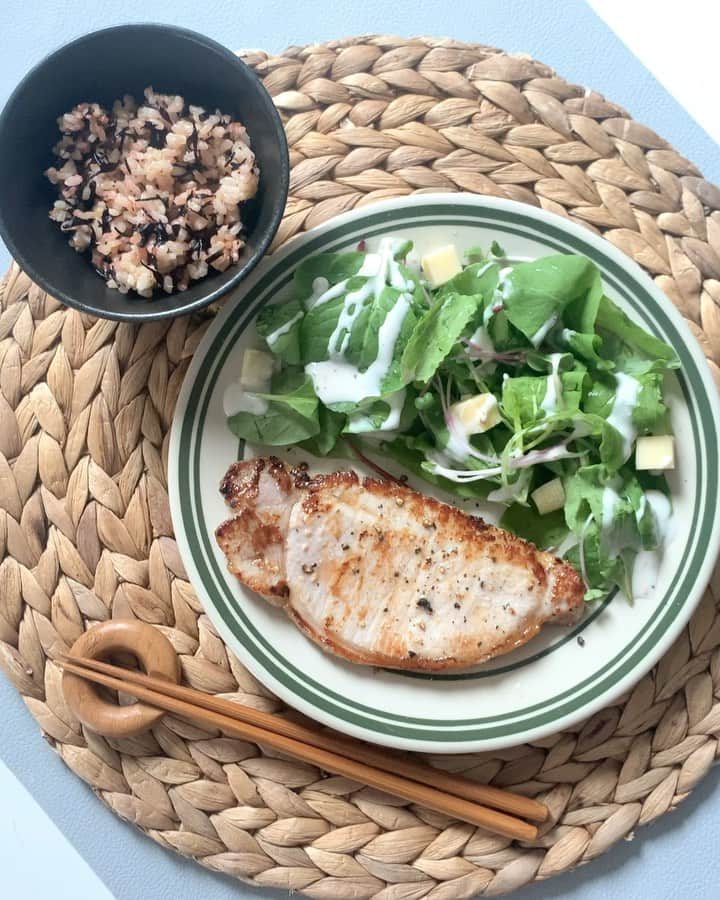 Lilmeのインスタグラム：「《🥩Today's #リルごはん👨🏼‍🍳🌿﻿》 ・豚肉の塩麹味噌漬け﻿ ・ベビーリーフとチーズのサラダ﻿ ・玄米と梅、ひじき混ぜごはん﻿ ﻿ みなさん、台風の影響は大丈夫ですか？﻿ わたしは低気圧で頭痛が酷いです🤦🏼‍♀️🌪」
