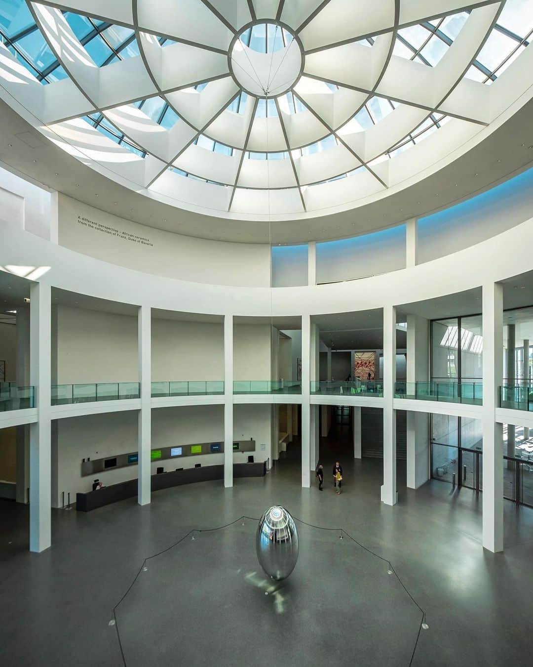 Nicanor Garcíaのインスタグラム：「Thoughts of the future | Pensamientos del futuro #nicanorgarcia @travelarchitectures @simplymunich #simplymunich #germanytravel Munich is full of great museums and art, and Pinakothek der Moderne is one of them @pinakotheken #pinakotheken. It’s actually one of the world’s largest museums for modern art.  Swipe to see the photos: . Hall of @pinakothekdermoderne . Buscando la luz by Eduardo Chillida . Futuro house installation by Matti Suuronen . Art Museum #PinakothekderModerne . Present Continuous art installation by Henk Vish (in front of Staatliches Museum Ägyptischer Kunst)」