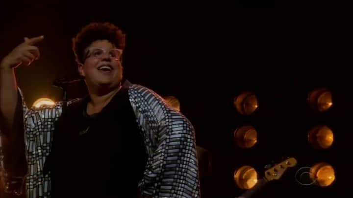 アラバマ・シェイクスのインスタグラム：「Watch Brittany Howard (@blackfootwhitefoot) perform “Stay High” on the @latelateshow with @j_corden! ❤️✨」