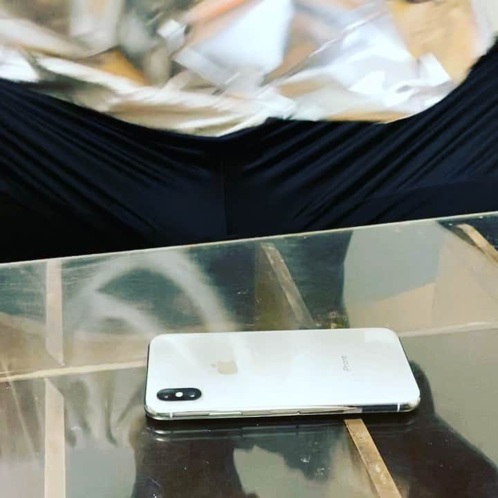長田庄平のインスタグラム：「手作り防災グッズ アルミホイルとラップで 簡単ランタン 使ってない携帯使って ペットボトルは乗せるだけ #6秒防災グッズ #6秒シリーズ #台風 #防災 #手作り #ランタン #停電 #DIY #こっちでも載せときます」