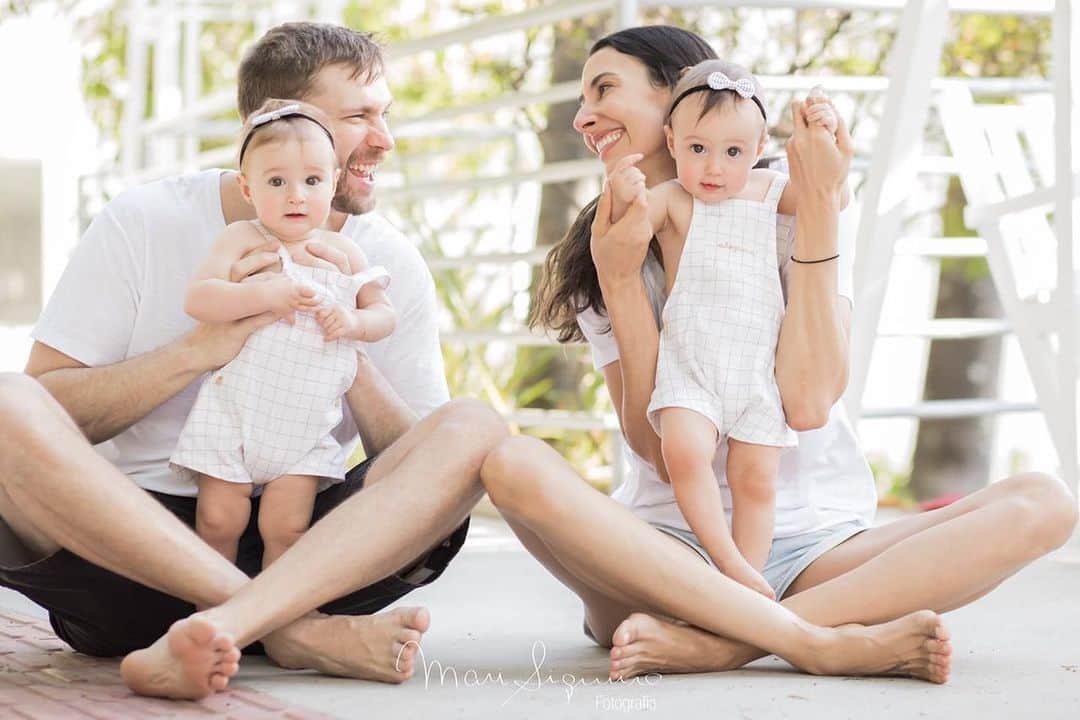 シェイラ・カストロのインスタグラム：「Primeiro dia das crianças das nossas meninas, que venham muitos outros e que vcs sejam crianças por muito tempo! Mamãe ama muito! #diadascriancas #albumdalizeninna #maedemenina」