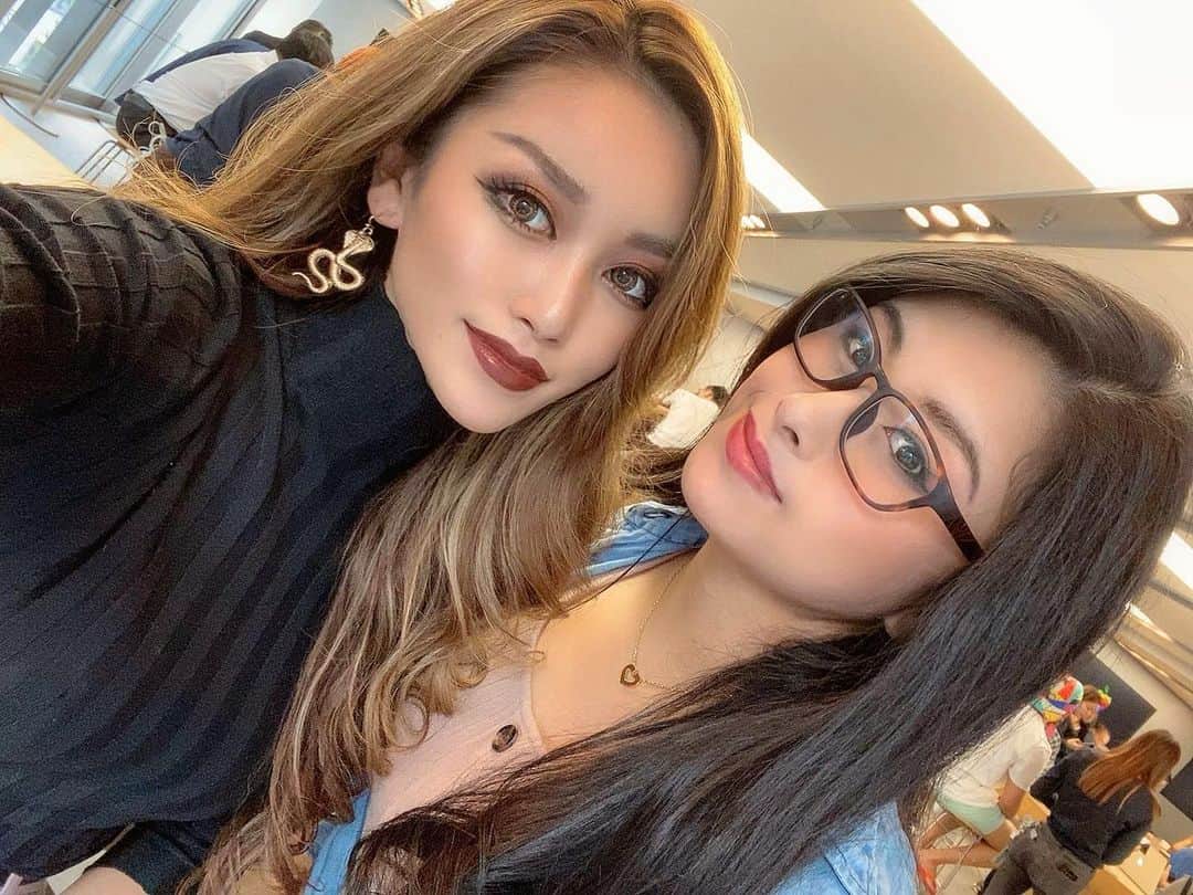 のインスタグラム：「#bff#bestfriend#childhoodfriend#longhair#5ever#autumnmakeup#brownlip#lauramercier#snakeearrings #ブラウンリップ#ローラメルシエ#幼馴染#オトナ女子」