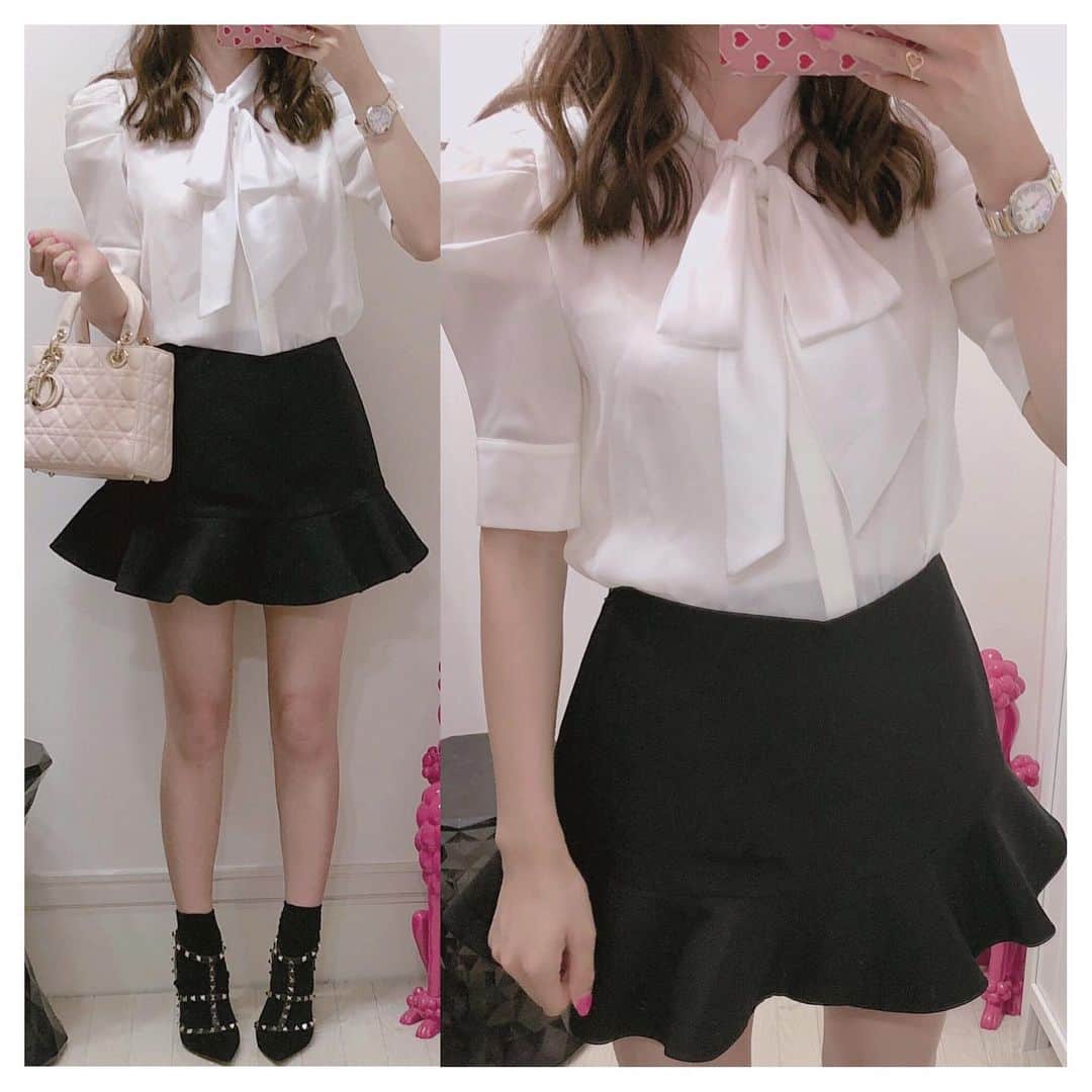 のインスタグラム：「＊﻿ ＊﻿ coordinate 。♡﻿ ﻿ ﻿ tops:aliceandolivia﻿ skirt:valentino﻿ shoes:valentino﻿ bag: dior﻿ ﻿ ﻿ @aliceandolivia のブラウス 。♡ やっぱりこのブラウス可愛いな 。♡﻿ ﻿ ﻿ #coordinate #code #outfit #ootd #wear #fashion #コーディネート #コーデ #コーデ記録 #ファッション #ファッションコーデ #おまみ服 #dior #diorbag #ディオール #valentino #valentinoshoes #ヴァレンティノ #aliceandolivia #アリスアンドオリビア #ミニスカート #秋服コーデ #秋服 #フレアスカート #コーデ日記 #今日のコーデ #今日のコーディネート #モノトーンコーデ #ladydiorbag #リボンブラウス」