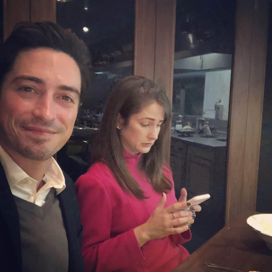 ベン・フェルドマンさんのインスタグラム写真 - (ベン・フェルドマンInstagram)「Happy anniversary to my eternal dinner date. Here’s to a lifetime of being present. (Swipe for actual, non staged examples of her being very present).」10月12日 22時58分 - benmfeldman