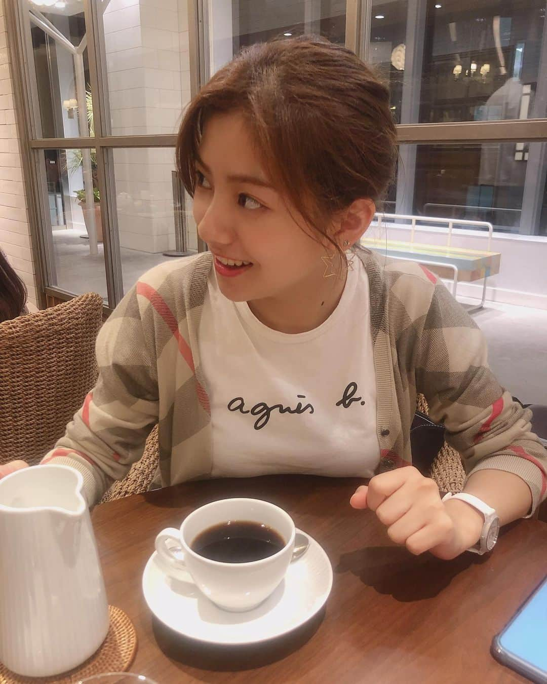 後藤楽々さんのインスタグラム写真 - (後藤楽々Instagram)「コーヒー飲めると見せかけて カフェオレしかまだ飲めない でも毎朝シャキッとさせるために カフェオレはよく飲む 好きなのはセブンのカフェオレ。笑 あれのね、氷って特殊で 溶けても味が薄くならない氷なのかな わからないけどとりあえず氷が普通の氷じゃないのよ、入れる前に外すラベルに書いてあった。笑 普通のカフェオレより濃厚で 前までちょっと甘さを足してたけど それだと早く飲みすぎちゃうから 最近は意図的に甘さを足さないようにしてる。本当は足したいけど。笑  ティラミスって美味しいよね 前はチーズケーキとかタルトとかが好きだったの もちろん今も好きなんだけど とはいえ本当はあのチーズケーキとかタルトの下のクッキーみたいなところが好きなんだけどね。笑　 その上が何であっても下がクッキーみたいなやつだったらなんでも好き。笑 あ、それがタルトか。 まぁいいや それでもね、どんなケーキがあっても ティラミスがあると ティラミスを選んじゃってる自分がいるの。迷って迷って結局 ティラミス もしかしたらティラミスが1番好きなのかもしれない 気づかぬうちにNo. 1になってるのかもしれない どうでもいいね  色々書き始めると いらないことまで書いて 結局消すんだけど 最近はブログもメールもないから ここに書くのもありかなーなんて  長すぎて読む気にならないかもだけど。笑 しかもどーでもいいことしか基本かかないから。笑  でも色々感じること たくさんあるの  例えば。 って今書きたくなったけど、 次の投稿まで溜めとく。 長くなりすぎるから。  宿題が終わってからはミスターイングリッシュを観て(本当に最高、コメディって最高) 今から久しぶりに恋愛映画でも観ようかなと、いつもコメディーしか観ないから。君の膵臓を食べたい　を観てみようと思う。本は読んだんだけどねっ  みんな台風大丈夫ですか？ 気をつけてね 家にいる時間を大切にねっ😌  どろん」10月12日 22時59分 - hahahalalala0723