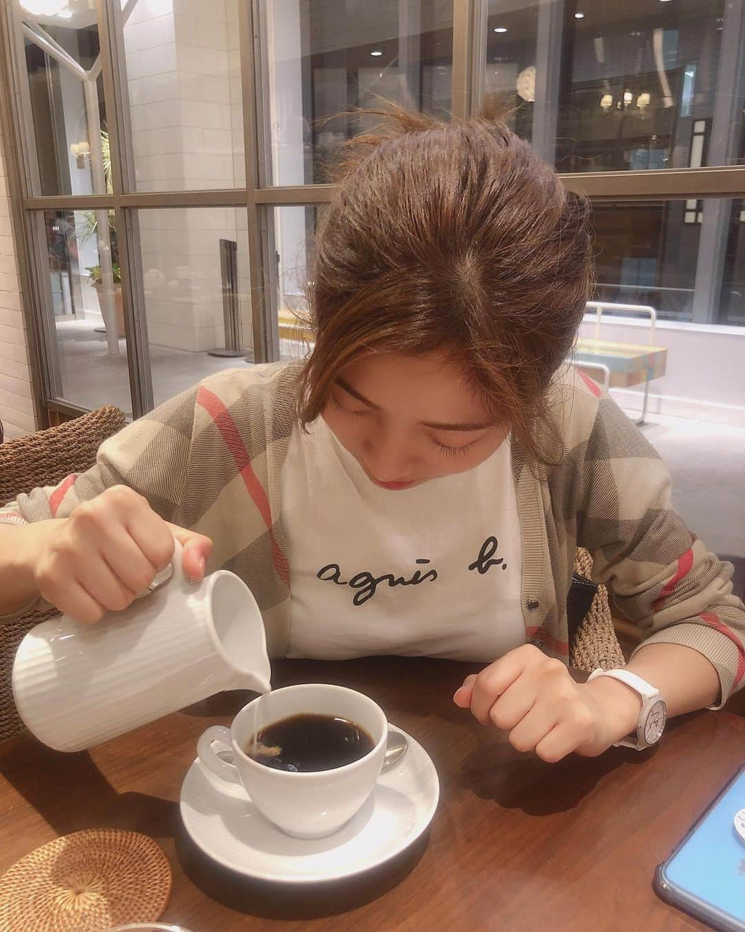 後藤楽々さんのインスタグラム写真 - (後藤楽々Instagram)「コーヒー飲めると見せかけて カフェオレしかまだ飲めない でも毎朝シャキッとさせるために カフェオレはよく飲む 好きなのはセブンのカフェオレ。笑 あれのね、氷って特殊で 溶けても味が薄くならない氷なのかな わからないけどとりあえず氷が普通の氷じゃないのよ、入れる前に外すラベルに書いてあった。笑 普通のカフェオレより濃厚で 前までちょっと甘さを足してたけど それだと早く飲みすぎちゃうから 最近は意図的に甘さを足さないようにしてる。本当は足したいけど。笑  ティラミスって美味しいよね 前はチーズケーキとかタルトとかが好きだったの もちろん今も好きなんだけど とはいえ本当はあのチーズケーキとかタルトの下のクッキーみたいなところが好きなんだけどね。笑　 その上が何であっても下がクッキーみたいなやつだったらなんでも好き。笑 あ、それがタルトか。 まぁいいや それでもね、どんなケーキがあっても ティラミスがあると ティラミスを選んじゃってる自分がいるの。迷って迷って結局 ティラミス もしかしたらティラミスが1番好きなのかもしれない 気づかぬうちにNo. 1になってるのかもしれない どうでもいいね  色々書き始めると いらないことまで書いて 結局消すんだけど 最近はブログもメールもないから ここに書くのもありかなーなんて  長すぎて読む気にならないかもだけど。笑 しかもどーでもいいことしか基本かかないから。笑  でも色々感じること たくさんあるの  例えば。 って今書きたくなったけど、 次の投稿まで溜めとく。 長くなりすぎるから。  宿題が終わってからはミスターイングリッシュを観て(本当に最高、コメディって最高) 今から久しぶりに恋愛映画でも観ようかなと、いつもコメディーしか観ないから。君の膵臓を食べたい　を観てみようと思う。本は読んだんだけどねっ  みんな台風大丈夫ですか？ 気をつけてね 家にいる時間を大切にねっ😌  どろん」10月12日 22時59分 - hahahalalala0723