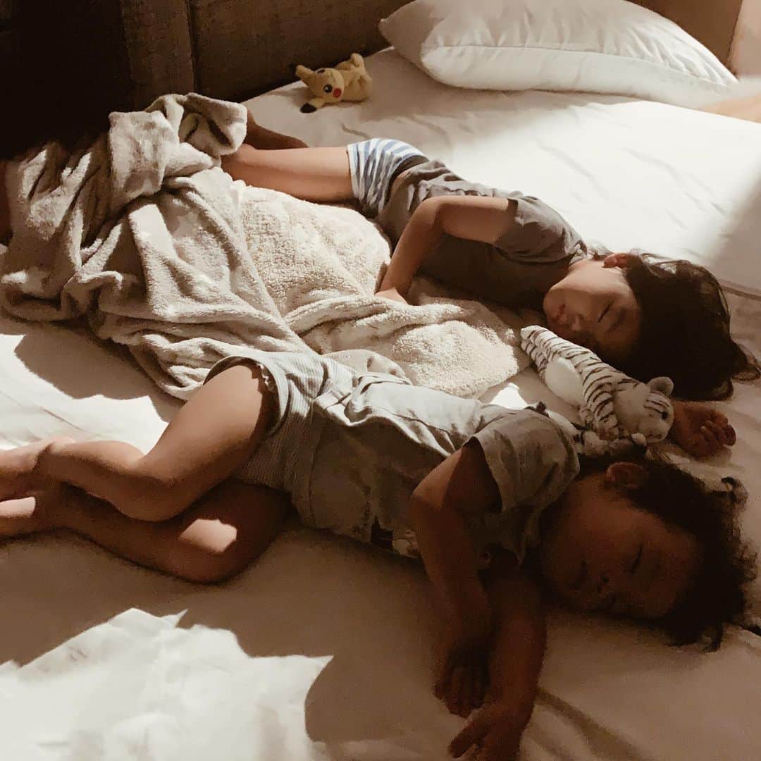 春名亜美さんのインスタグラム写真 - (春名亜美Instagram)「一瞬風の音が凄かったけど、今はうちの区域は静かで、その間に息子達も寝てくれました。 本当に早く過ぎ去ってくれるのを祈るばかり。」10月12日 23時33分 - amiharunaami