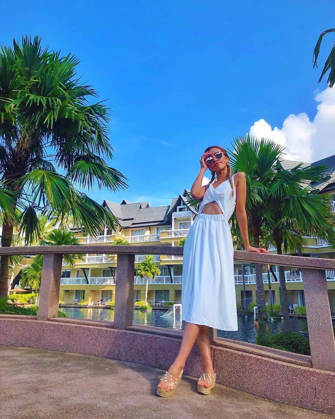 のインスタグラム：「🌴♡♡♡🌴 . . 昨日からプーケットに来てるよ🌺🎶 なち旅開始です🏝 今日もたくさん冒険してきたよっ☺︎❤️❤️ 冒険内容はゆっくり更新していくね💋 . . それよりも台風大丈夫でしょうか💦 こちらでも日本のニュースずっと流れてますが、 状況が見えないのでとっても心配しています、 どうかどうか皆様お気をつけて、🙇🏼‍♀️💦💦 . みんなが無事でありますよう願っています、😔 . . . #cyberjapan #cjd_naho #phuket #phuketthailand #travel #trip #summergirl #japanesegirl #me #phuketisland #summer #vacation #サイバージャパン #サイバージャパンダンサーズ #なち #なちぽん #NAHO #旅行 #旅 #プーケット #タイ #プーケット旅行 #夏 #海 #リゾート #ワンピース  #プール #南国リゾート #冒険」