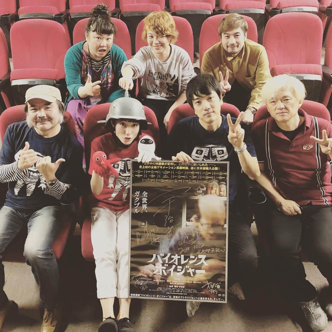 オカノアキラのインスタグラム：「本日元町映画館にて「バイオレンス・ボイジャー」舞台挨拶させていただきました。台風直撃にもかかわらず普通にお客様がいてびっくりしました。せっかく台風なのに来ていただけてちょっとトーク長めになって帰りの電車まで心配せなアカン感じになってすみませんでした。台風のおかげで楽しくここだけしか聞けない濃いトークではなかったでしょうか？　#バイオレンス・ボイジャー #バイオレンスボイジャー #元町映画館 #台風19号 #宇治茶監督 #bugって花井 #安斎レオ #オカノアキラ #11時超えてたわ #tシャツコーデ #サイン会」