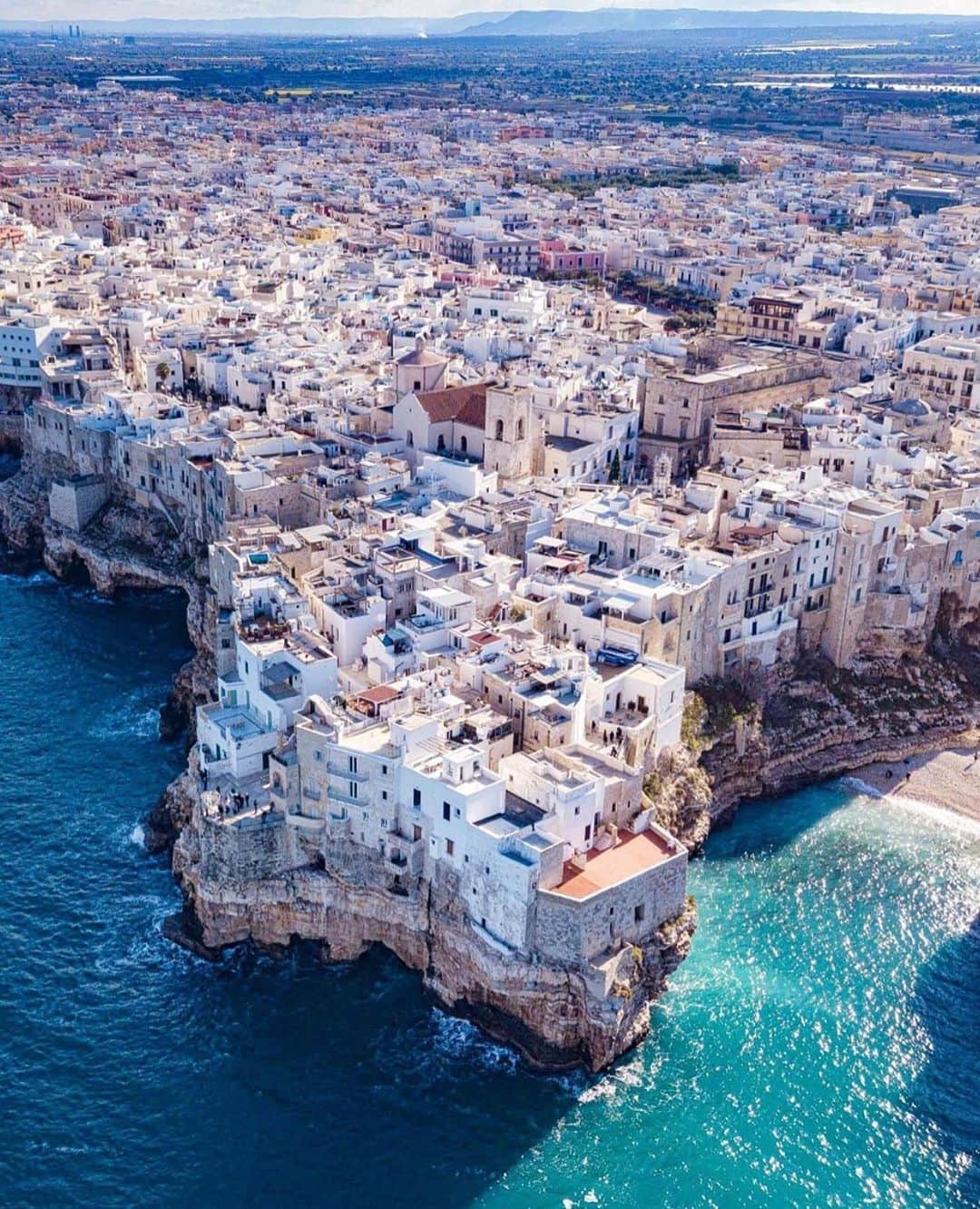 Earth Picsさんのインスタグラム写真 - (Earth PicsInstagram)「Polignano, Puglia Italy 🇮🇹 by @pinkines」10月13日 5時09分 - earthpix