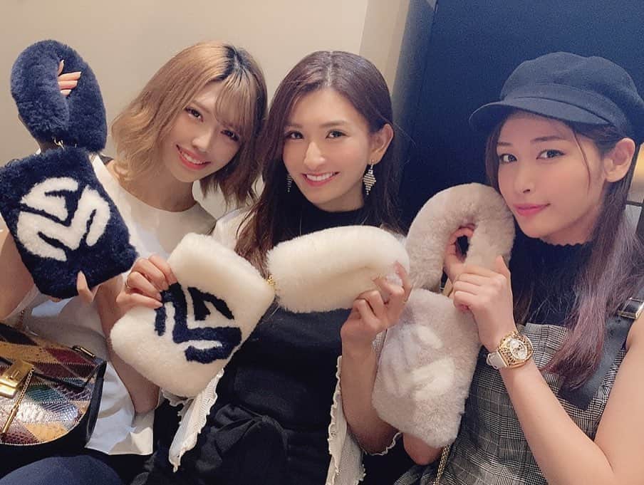 まあみさんのインスタグラム写真 - (まあみInstagram)「先日、女子会をした時に、 #銀座シックス さんへ行ってきました😌🌸 @franckmullerfutureform  ふわふわもこもこポシェットに一目惚れしてしまいオソロでゲットしちゃった💁‍♀️♥️ これからの季節にぴったりな#アイテム 🐒❄ たくさん使うぞー♥️🥰 . . #frankmuller #フランクミュラー#銀座SIX#銀座#女子会#お揃い#ポシェット#もこもこ#ふわふわ」10月13日 0時01分 - maami_1125