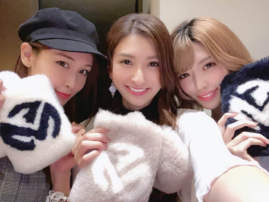 まあみさんのインスタグラム写真 - (まあみInstagram)「先日、女子会をした時に、 #銀座シックス さんへ行ってきました😌🌸 @franckmullerfutureform  ふわふわもこもこポシェットに一目惚れしてしまいオソロでゲットしちゃった💁‍♀️♥️ これからの季節にぴったりな#アイテム 🐒❄ たくさん使うぞー♥️🥰 . . #frankmuller #フランクミュラー#銀座SIX#銀座#女子会#お揃い#ポシェット#もこもこ#ふわふわ」10月13日 0時01分 - maami_1125