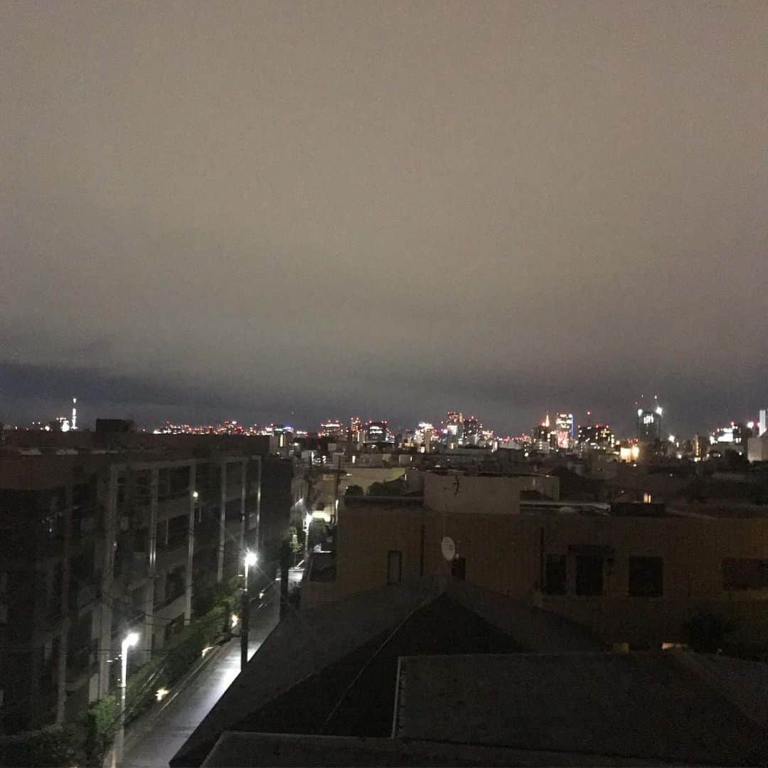 丸山敬太さんのインスタグラム写真 - (丸山敬太Instagram)「やっと、雨が上がって、風も止んだ。 さっきまでの暴風雨が嘘のように 虫の声が聞こえる。  どうかこのまま静かに通り過ぎてくれますように。  被害が最小限でおさまりますように。」10月13日 0時01分 - keitamaruyama