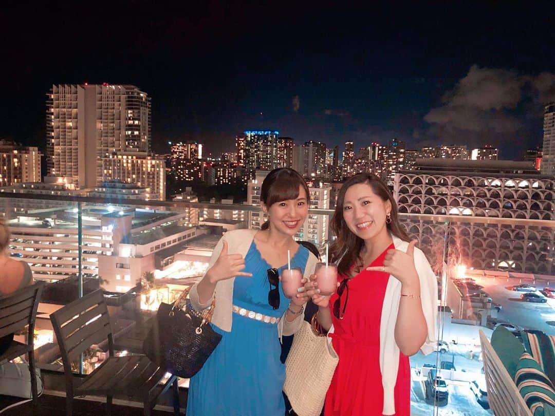 肥田佳菜子のインスタグラム：「ゆかりちゃんとハワイ旅行🌴🌺🍹 #ハワイ旅行 #trip #ハワイ #hawaii #ワイキキ #waikiki #waikikibeach #ヒルトンハワイアンビレッジ #ウォールアート #カカオコ #wallart #セグウェイ #skywaikiki #トミーバハマワイキキ #53bythesea #ロイヤルハワイアンホテル #royalhawaiian #サーフラナイ #deck #高橋果実店」