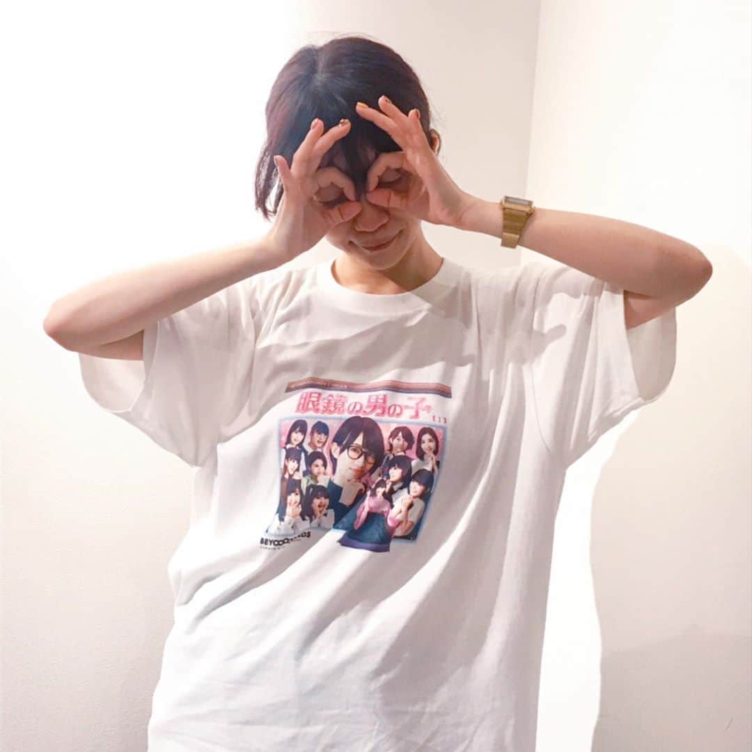ぱいぱいでか美のインスタグラム：「この前レッスンのときに初めて着たBEYOOOOONDSのTシャツ！ 台風怖くてひたすらハロプロの動画見たり日テレYouTube生配信見てたりした一日。 ꙳ #BEYOOOOONDS #眼鏡の男の子  @beyooooonds_official  #ヲタT ꙳ みんな安全に過ごせてたかな？ 自分が住んでる地域だけじゃなく周りが気になりすぎて いろんなハロプロ映像見たりして心落ちすぎないようにしつつ ニュース見たりツイッター見たりそんな一日でした。 こんな時だけどいつも通り #有吉反省会 見たら面白くて最高でした。(自画自賛。笑) 見てくださった方ありがとうございましたー！ . 私の住んでるとこは大丈夫なんですけど もし浸水したら…とか避難する必要があったら… て考えたときにわたしには大事なものが多すぎて 命最優先でそりゃその時になれば行動するけど 宝物を失うのかなりキツいなぁとかいろいろ考えてしまった！ ヲタTも冗談じゃなくそのうちのひとつ。。 今までのグッズとか大切すぎるしもう手に入らないものだってあるし。。 まあ命が一番大事って当たり前にわかってるし 生きてたらまた新しいグッズも買える コンサートにも行けるんだけどね！ 先日の千葉の台風とか、今までの災害に遭われた方 そして今回の台風でも家から出て避難したりってそれだけでもめちゃくちゃストレスあるよなぁって改めて。 命があること、そして復興することが大切だけど そういう一人一人のしんどい気持ちとかにも 寄り添えるように 被害に遭わなかったラッキーじゃなくて みんなで乗り越えないとだよなぁ。 そしてそれを軽減する一つとしてペット受け入れ可の避難所があるべきだと思いました。 動物アレルギーの方もいらっしゃるので受け入れ不可と受け入れ可で分けるべきだとは思いますが。。 ペットは宝物どころか、当たり前に家族だし置いていけないよね……。 今は台風の目なのかな。ちょっと落ち着いた感ありますが気を抜かずに過ごそう。 このあともこれ以上何も起こらずになんとか台風が過ぎ去りますように。」
