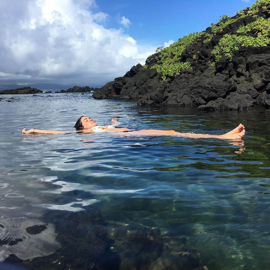 イシス・テイラーのインスタグラム：「Sandy Hair. Salty Air. #hilogirl #bigisland #luckywelivehawaii」