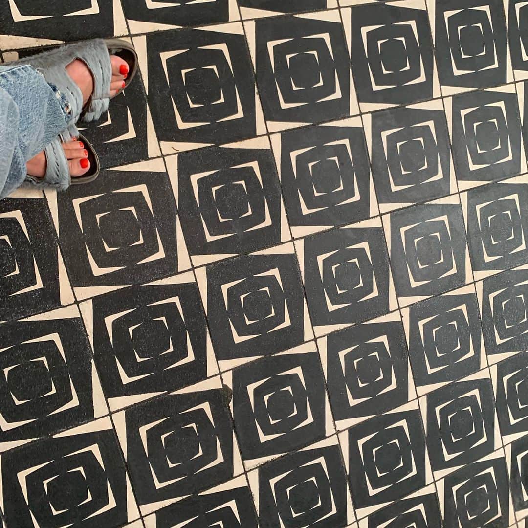 レナ・ヘディのインスタグラム：「I was peeing. Just FYI. Tiles though 😍」