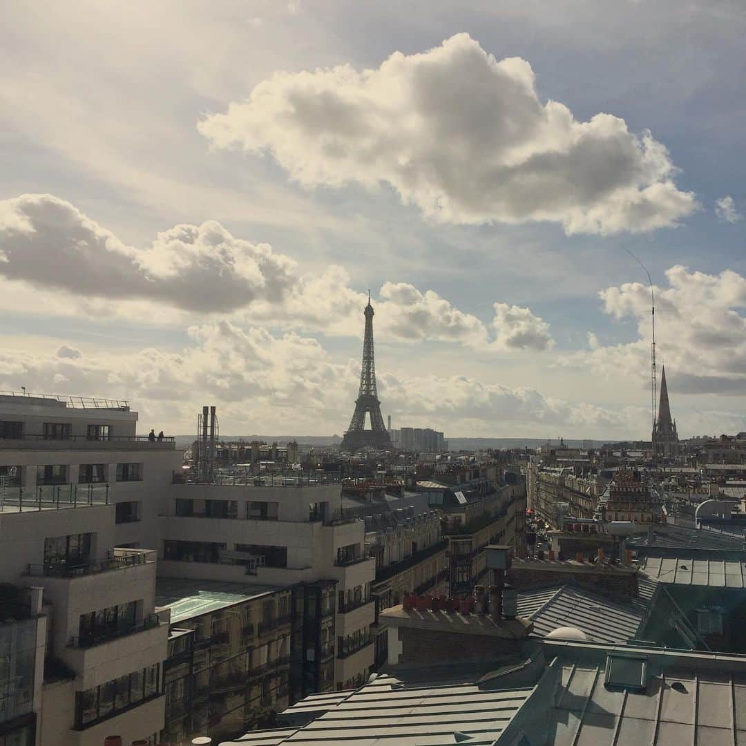 大森美希さんのインスタグラム写真 - (大森美希Instagram)「Sous le ciel de Paris  #toureiffel #latoureiffel #paris #parislife #eiffeltower #パリの空の下 #エッフェル塔 #パリ #パリ生活 #海外生活 #海外で働く #秋の空」10月13日 0時51分 - mikiomori_