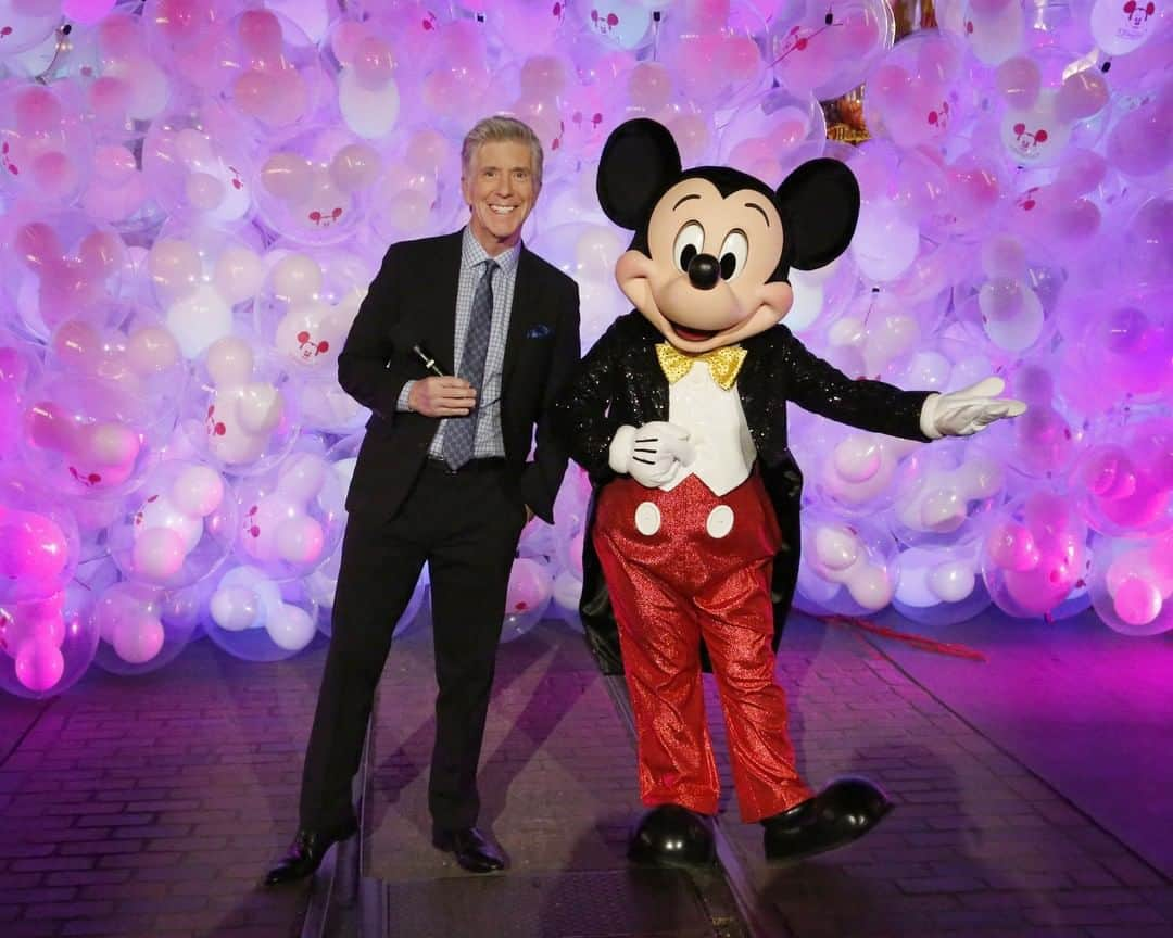 ミッキーマウスさんのインスタグラム写真 - (ミッキーマウスInstagram)「See what Mickey and Tom have in store from @Disneyland for the biggest Dancing with the Stars Disney Night EVER this Monday 10/14 at 8pm ET/PT on ABC!」10月13日 1時11分 - mickeymouse