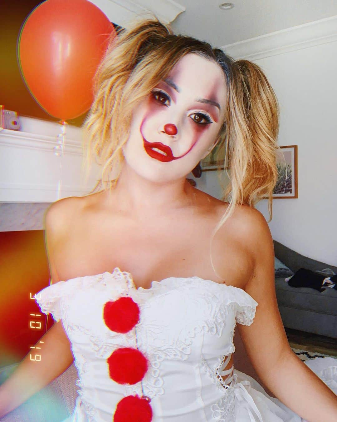 Lauren Riihimakiさんのインスタグラム写真 - (Lauren RiihimakiInstagram)「ghouls just wanna have fun 🎈 totally woke up thinking it was #sunDIY today (it’s not lol), did u catch episode 1 of #halLAURween on my channel? SO stoked for tomorrow’s new DIY costumes vid!! 🤡👻❤️ also so sorry to sister @jamescharles for butchering his pennywise tutorial HAHA I’ll stick to diy costumes 😂」10月13日 1時20分 - laurdiy