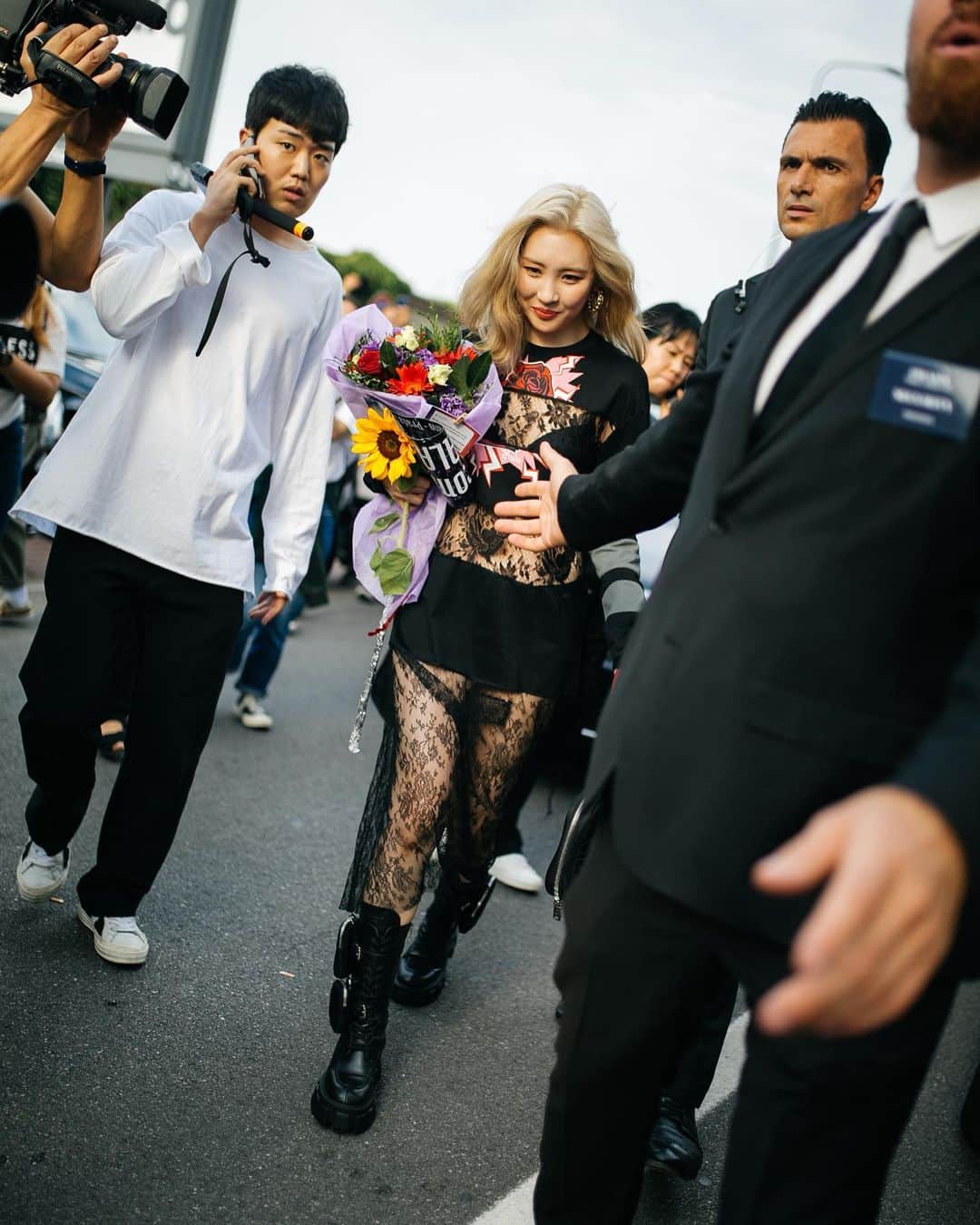 WWDジャパンさんのインスタグラム写真 - (WWDジャパンInstagram)「スナップ：トレンドカラーはイエロー⁈　2020年春夏ミラノ・ファッション・ウイーク  9月17～23日に開催された2020年春夏シーズンのミラノ・ファッション・ウイークから最新のストリートスナップをお届けする。  ジャケットやスーツスタイルでキメた人たちが多く、マイクロバッグの人気も健在。ビッグシルエットのトレンチコートやパイソンなどのアニマル柄も目立った。また、おなか見せやコルセットを取り入れたファッションなど、ウエストを強調するスタイルもトレンドのようだ。カラーはイエローが確実。イエローカラーのバッグやシューズなどでファッションにアクセントを加えるアクセサリー使いにも注目したい。  スナップ全125カットはストーリーまたはプロフィールのリンクから🔗  #WWDsnap ←過去のスナップはこちらから  PHOTOS : KUBA DABROWSKI / WWD (c) FAIRCHILD PUBLISHING, LLC  #Streetstyle #streetstyles #milanstreetstyle #streetstylesmilan #milanstreetstyles #streetstylemilan #2020ss #20ss #ss2020 #ss20 #MFW #MFW2019 #milanfashionweek #fashionweek #fashionmonth #checkinginvoices #sunmi #miyayeah #alwaysjudging #선미」10月13日 1時17分 - wwd_jp