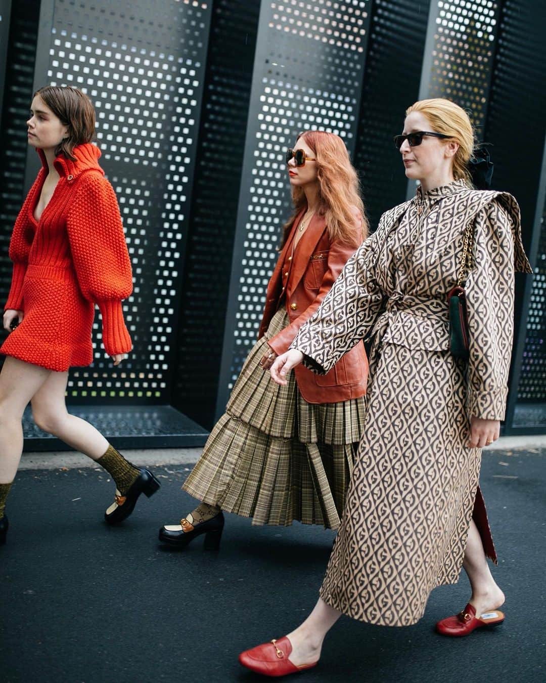 WWDジャパンさんのインスタグラム写真 - (WWDジャパンInstagram)「スナップ：トレンドカラーはイエロー⁈　2020年春夏ミラノ・ファッション・ウイーク  9月17～23日に開催された2020年春夏シーズンのミラノ・ファッション・ウイークから最新のストリートスナップをお届けする。  ジャケットやスーツスタイルでキメた人たちが多く、マイクロバッグの人気も健在。ビッグシルエットのトレンチコートやパイソンなどのアニマル柄も目立った。また、おなか見せやコルセットを取り入れたファッションなど、ウエストを強調するスタイルもトレンドのようだ。カラーはイエローが確実。イエローカラーのバッグやシューズなどでファッションにアクセントを加えるアクセサリー使いにも注目したい。  スナップ全125カットはストーリーまたはプロフィールのリンクから🔗  #WWDsnap ←過去のスナップはこちらから  PHOTOS : KUBA DABROWSKI / WWD (c) FAIRCHILD PUBLISHING, LLC  #Streetstyle #streetstyles #milanstreetstyle #streetstylesmilan #milanstreetstyles #streetstylemilan #2020ss #20ss #ss2020 #ss20 #MFW #MFW2019 #milanfashionweek #fashionweek #fashionmonth #checkinginvoices #sunmi #miyayeah #alwaysjudging #선미」10月13日 1時17分 - wwd_jp