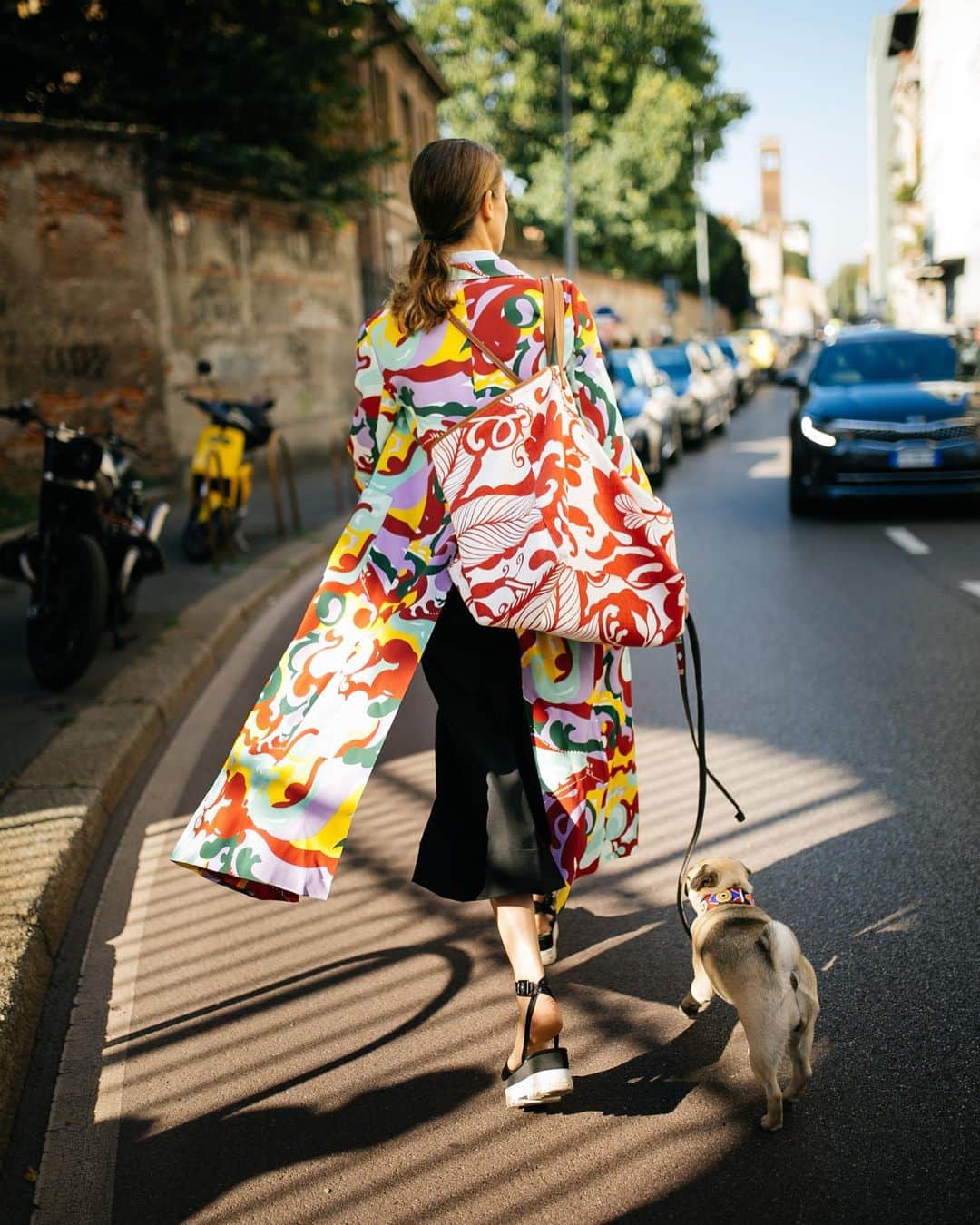 WWDジャパンさんのインスタグラム写真 - (WWDジャパンInstagram)「スナップ：トレンドカラーはイエロー⁈　2020年春夏ミラノ・ファッション・ウイーク  9月17～23日に開催された2020年春夏シーズンのミラノ・ファッション・ウイークから最新のストリートスナップをお届けする。  ジャケットやスーツスタイルでキメた人たちが多く、マイクロバッグの人気も健在。ビッグシルエットのトレンチコートやパイソンなどのアニマル柄も目立った。また、おなか見せやコルセットを取り入れたファッションなど、ウエストを強調するスタイルもトレンドのようだ。カラーはイエローが確実。イエローカラーのバッグやシューズなどでファッションにアクセントを加えるアクセサリー使いにも注目したい。  スナップ全125カットはストーリーまたはプロフィールのリンクから🔗  #WWDsnap ←過去のスナップはこちらから  PHOTOS : KUBA DABROWSKI / WWD (c) FAIRCHILD PUBLISHING, LLC  #Streetstyle #streetstyles #milanstreetstyle #streetstylesmilan #milanstreetstyles #streetstylemilan #2020ss #20ss #ss2020 #ss20 #MFW #MFW2019 #milanfashionweek #fashionweek #fashionmonth #checkinginvoices #sunmi #miyayeah #alwaysjudging #선미」10月13日 1時17分 - wwd_jp