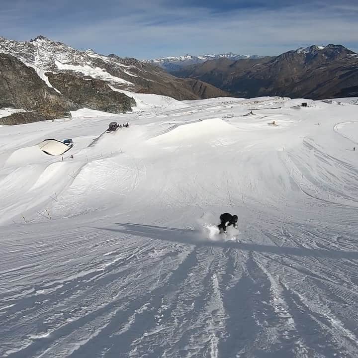 国武大晃のインスタグラム：「fs10〜bs16 📷@takashi_nishida0124  @thestompinggroundspark  @saasfee #good  #snow #snowboarding」