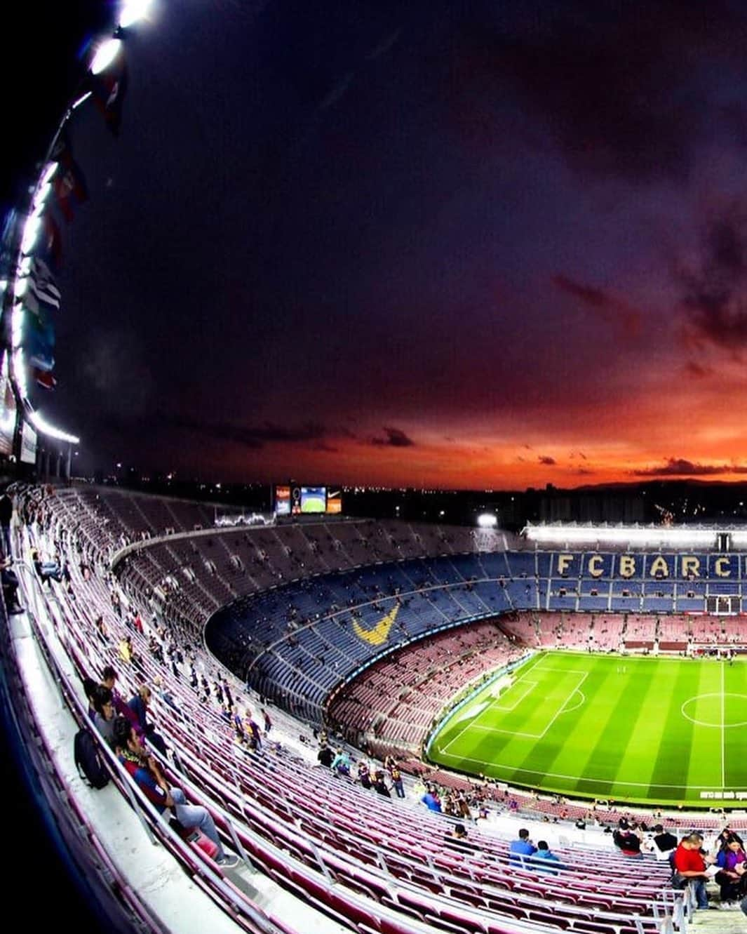 FCバルセロナさんのインスタグラム写真 - (FCバルセロナInstagram)「1⃣0⃣ years 2⃣9⃣8⃣ matches 2⃣5⃣2⃣ wins 9⃣4⃣5⃣ goals 1⃣ CAMP NOU 🏟」10月13日 1時28分 - fcbarcelona