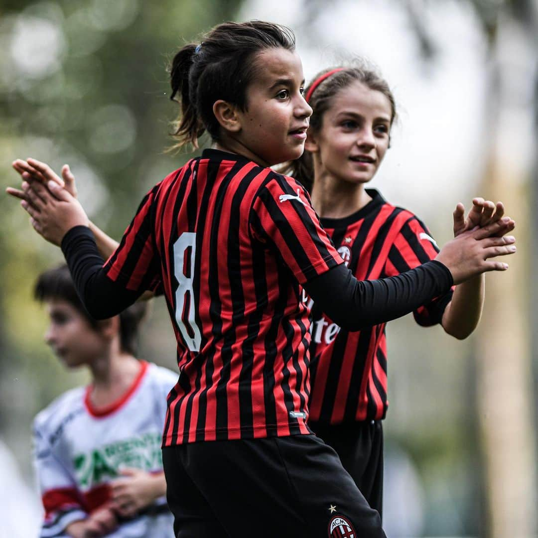 ACミランさんのインスタグラム写真 - (ACミランInstagram)「WE ❤️🖤 FOOTBALL!  #MilanYouth #SempreMilan」10月13日 1時34分 - acmilan