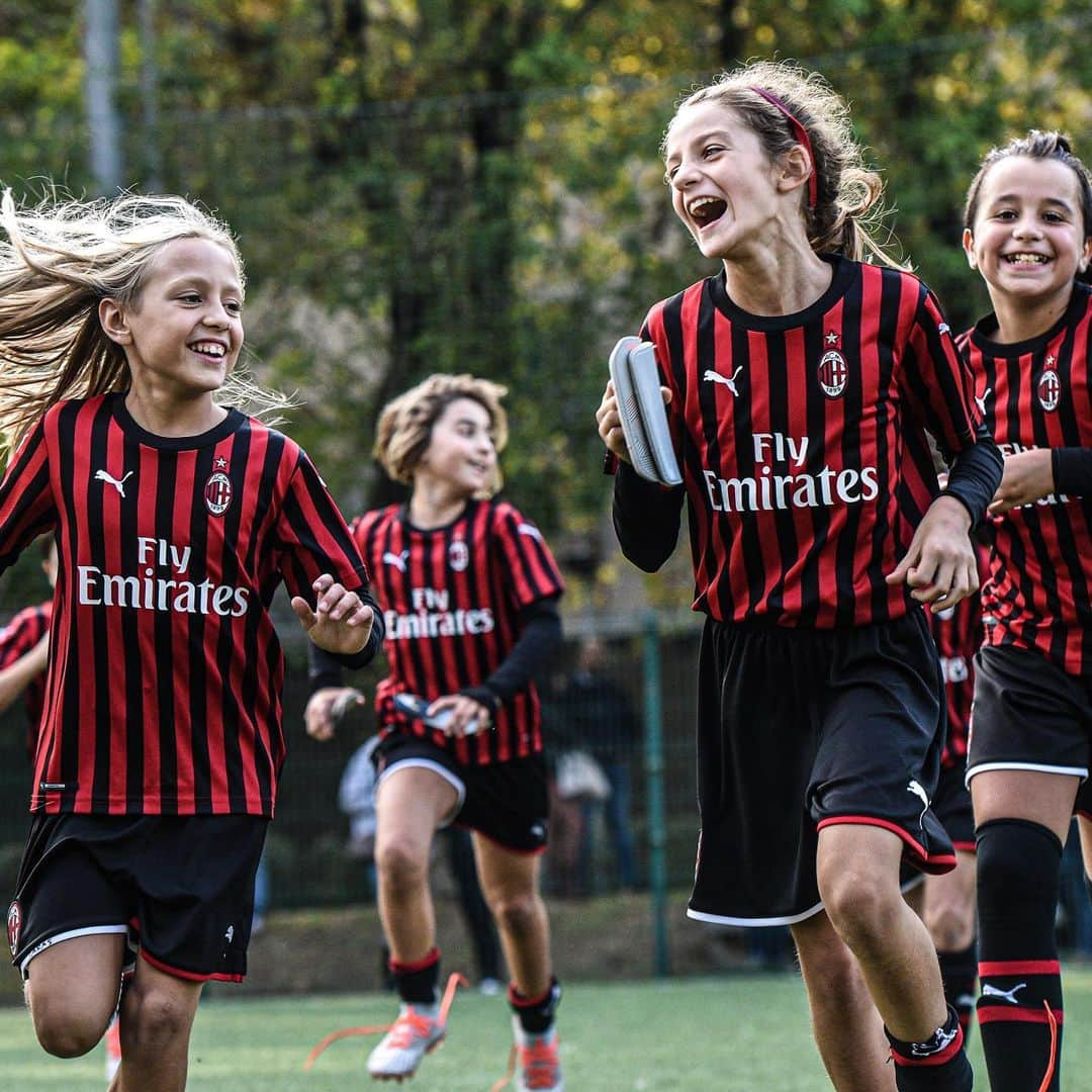 ACミランさんのインスタグラム写真 - (ACミランInstagram)「WE ❤️🖤 FOOTBALL!  #MilanYouth #SempreMilan」10月13日 1時34分 - acmilan