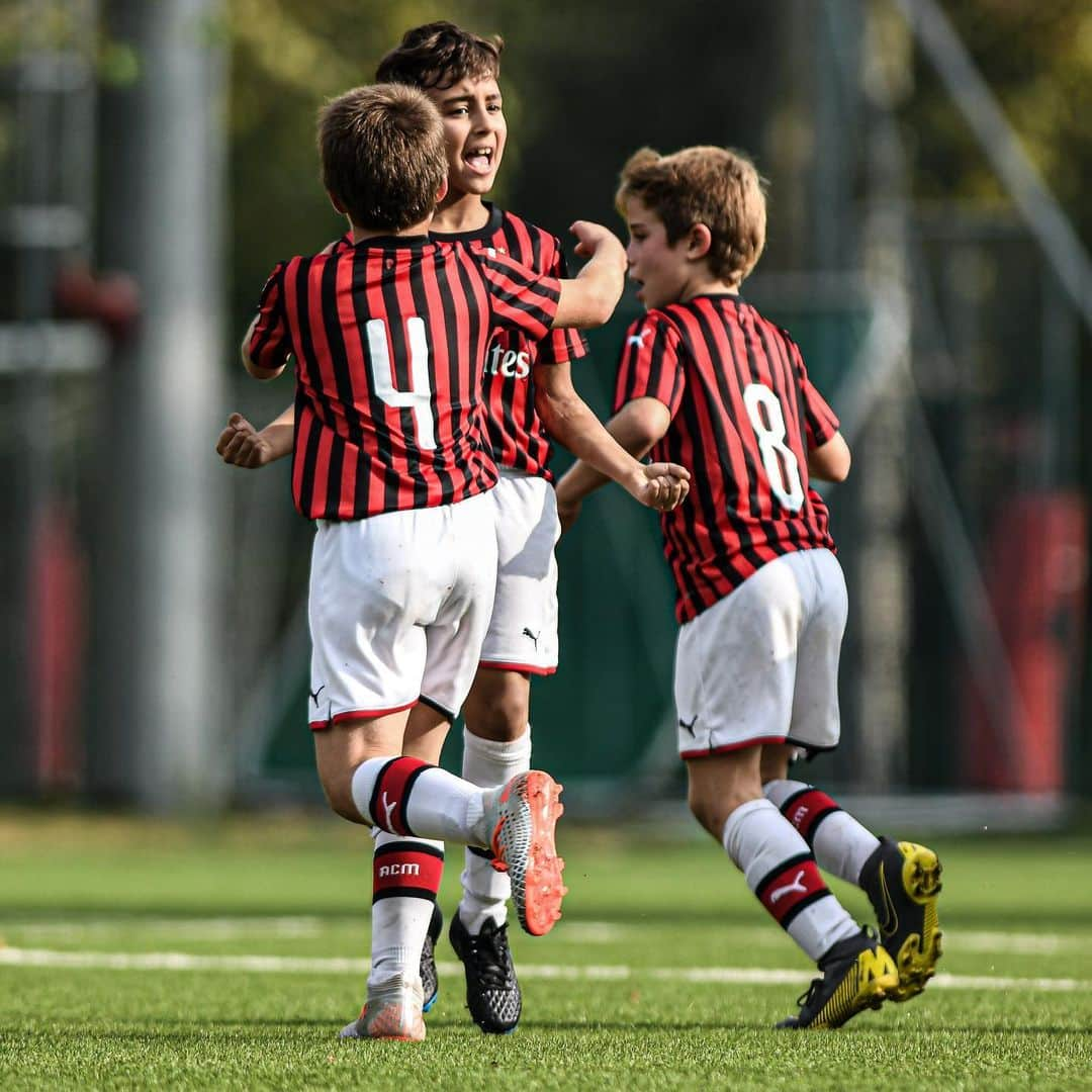 ACミランさんのインスタグラム写真 - (ACミランInstagram)「WE ❤️🖤 FOOTBALL!  #MilanYouth #SempreMilan」10月13日 1時34分 - acmilan