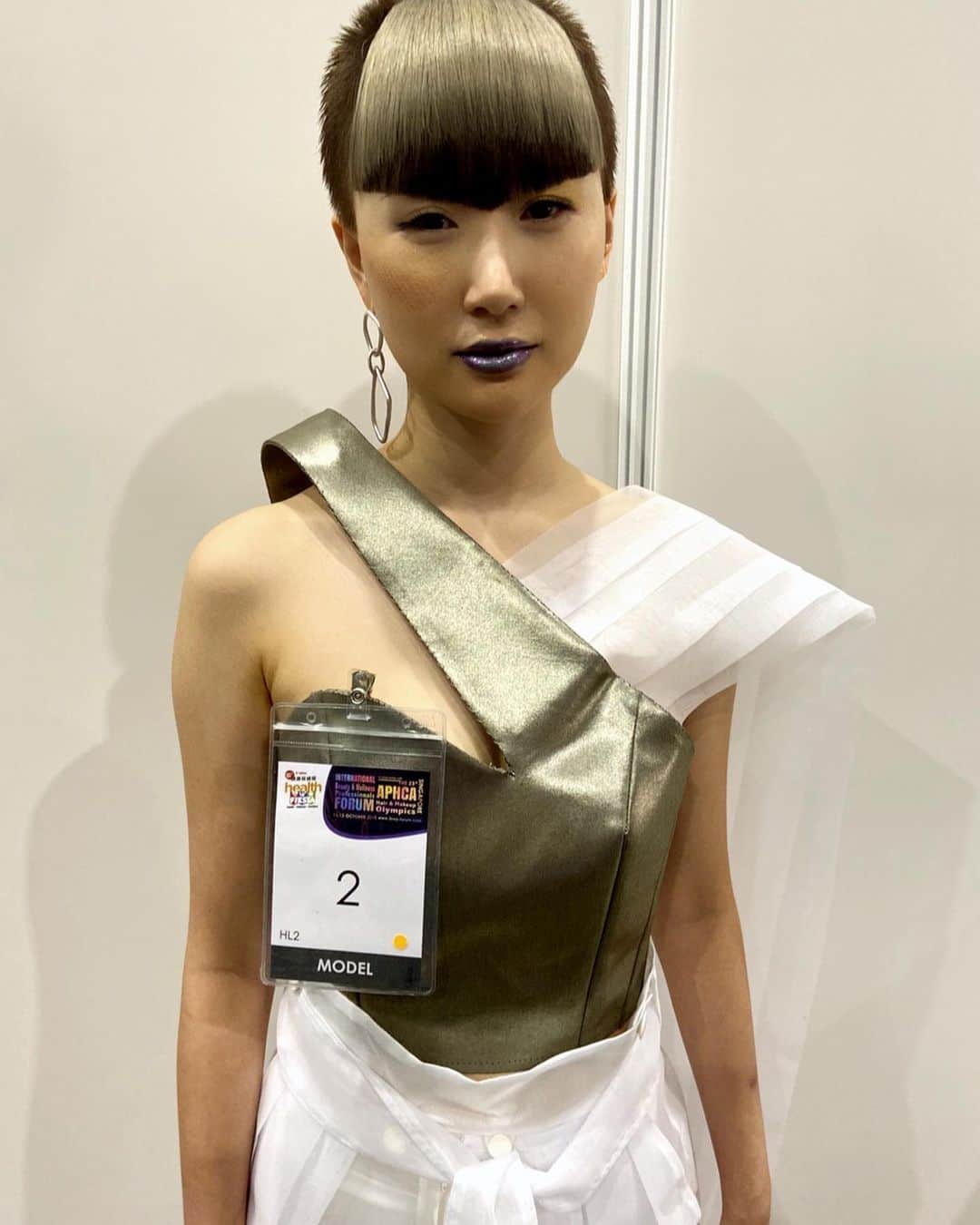 yu nakamura ヘアアレンジ hairarrangeのインスタグラム：「この旅のメイン★ アジアのコンテストに出場してきました!! 結果は惨敗でしたが、@charlesdessin_kuroki  黒木さんにアドバイスしていただいたり @takecmiura0625  タケさんに最高のコスチュームをご用意いただいたり、 私の中では自分史上最高の作品だと自負しております。 黒木さん、タケさん、ありがとうございました🙇‍♀️ いつもどんなヘアスタイルも全力で引き受けてくれる @kurimaii1  くり、 本当にありがと♡  今回この様な機会をいただきました糸川社長に、 一週間お休みをいただいて快く送り出してくれた西店スタッフに、 私の予定に合わせてくださったお客様に、  応援してくれた家族、皆様に 感謝です🙇‍♀️ 本当にありがとうございました🙇‍♀️ 帰国してからももっと腕を磨いて精進してまいります!!! #シンガポール#Singapore#コンテスト#アジア」