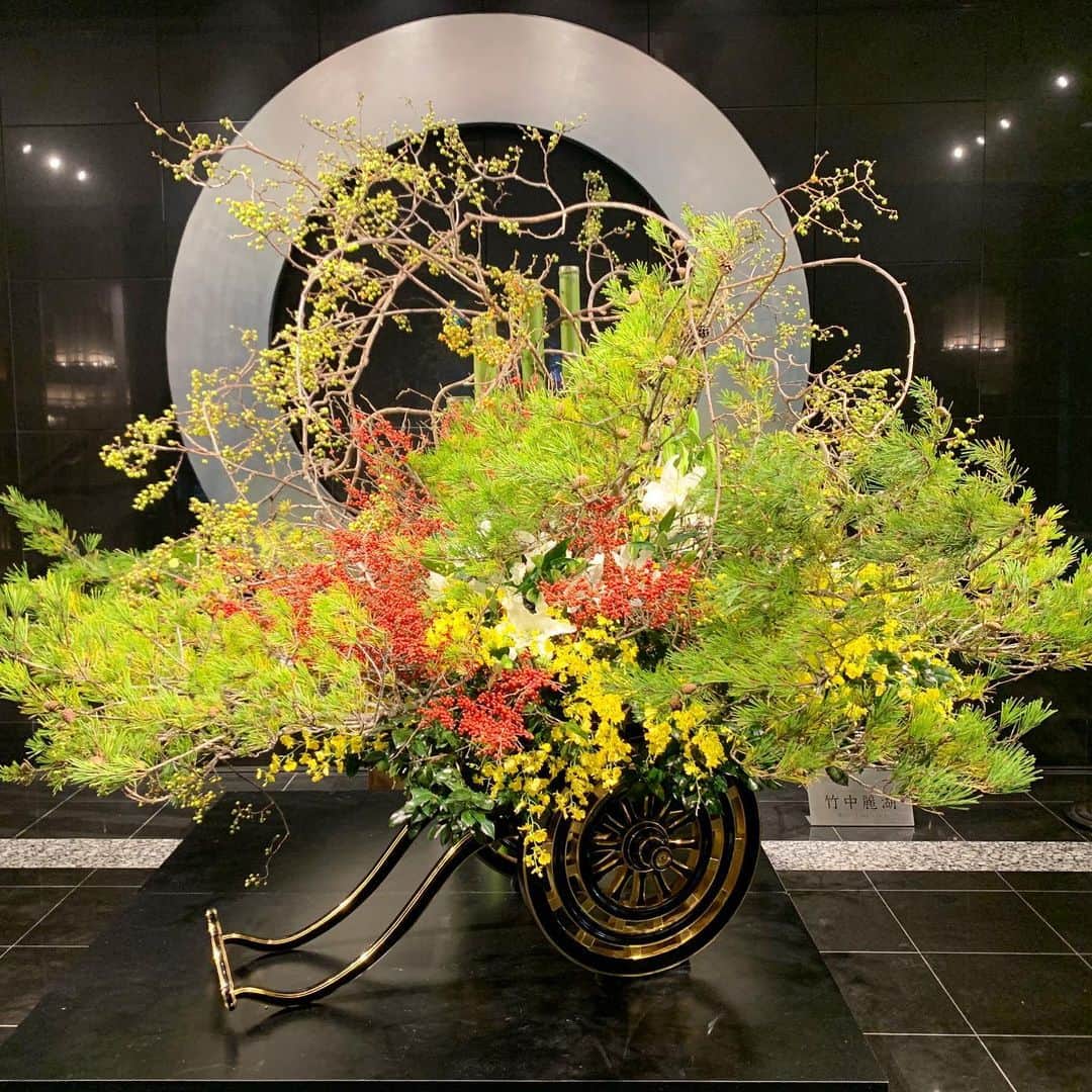 牛窪万里子さんのインスタグラム写真 - (牛窪万里子Instagram)「昨日は台風の猛威を思い知らされた1日でした。  こちらはホテルニューオータニの正面玄関に飾られていた豪華な御所車のアレンジ。  次回こちらに来るのは10月23日。  天皇陛下即位を祝う会にて。  #ホテルニューオータニ #祝賀会」10月13日 1時43分 - mariko_ushikubo