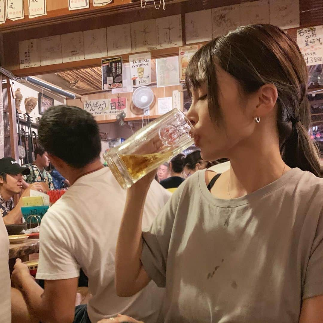 渡部いずみさんのインスタグラム写真 - (渡部いずみInstagram)「🍺💛 ﻿ 『人に好かれる酔っ払いになる』 ﻿ これが私の飲む時に心がけるコト🐬✨ （出来ているかわからないけど）  六本木時代に色んな人を見て学んだことでもあります🍺﻿💄👠 ﻿ ﻿ ﻿ ﻿ #ビール﻿ #beer﻿ #麦酒﻿ #🍺﻿ #乾杯﻿ #お酒﻿ #トレーニング﻿ #enjoy﻿ #オリオンビール﻿ #石垣島﻿ #うさぎや﻿ #うさぎや本店」10月13日 1時48分 - pincher__izumi