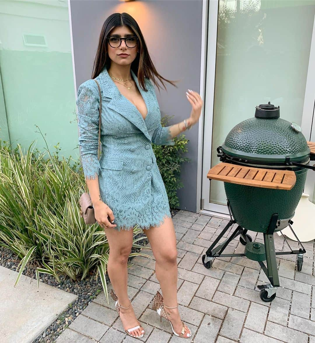 ミア・ハリファさんのインスタグラム写真 - (ミア・ハリファInstagram)「Available for trade show bookings as a #biggreenegg model. Call my people, @biggreenegg 💁🏽‍♀️」10月13日 2時19分 - miakhalifa