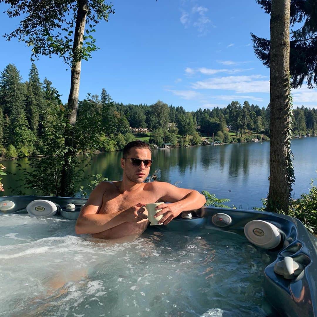 ギャレット・バックストロームのインスタグラム：「Reminiscing about how spectacular my trip to Portland was. There was nothing better than waking up, barely being able to walk, because of how sore I was from wake boarding and wake surfing. Then heading straight to the hot tub with my latte, and watch the boats glide through the glassy conditions on the Willamette river. 😎☕️🚤🏄‍♂️」