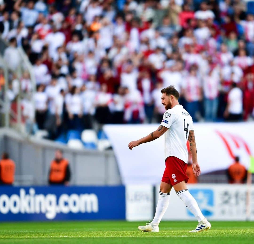 グラム・カシアのインスタグラム：「Fine performance tonight vs Ireland /// 🇬🇪 0-0 🇮🇪」