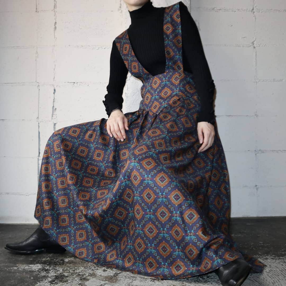 吉祥寺 古着屋 Orfeoのインスタグラム：「Arabesque Pattern Apron Dress  #orfeo #kichijoji #tokyo #vintage #used #fashion #coordinate #outfit #オルフェオ #吉祥寺 #東京 #古着 #古着屋 #ヴィンテージ #ユーズド #ファッション #コーディネート  掲載商品のお問い合わせはメールにて承っております。コメント、DMでのお問い合わせは受け付けておりませんのでご了承ください。」