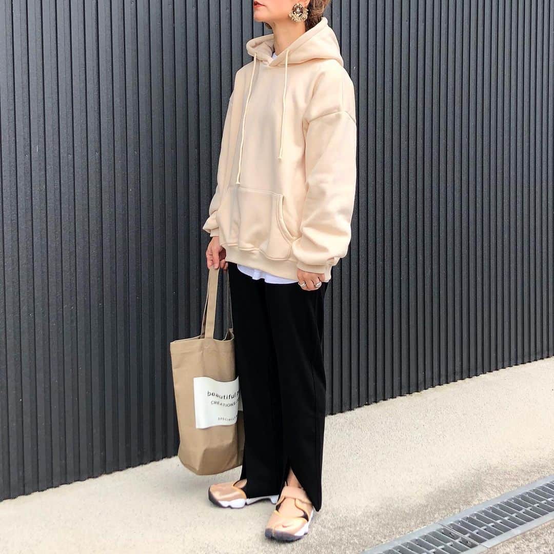 のインスタグラム：「10月13日(日) . . この日は全身 @shes_closet ᙏ̤̫❤︎ . 前スリットのパンツ、これめっちゃくちゃ細見えする❗️ 黒だからちょっと見えにくいけど🙏💦 色違いでパーポー🍇があって、その色もめちゃくちゃかわいいよ🥰 . パーカーも裏起毛でぬくぬく🥰 . . #shes_closet #kaumo_fashion #locari #ponte_fashion #ootd_kob #r_fashion #mineby3mootd #おちびコーデ #おちびの輪 #プチプラコーデ #シンプルコーデ #アラフォーコーデ #155cmコーデ #大人カジュアルコーデ #オトナカジュアル #スリットパンツ #リブパンツコーデ #パーカーコーデ #レイヤードコーデ #エアリフトゴールド #カジュアルコーデ #ベージュコーデ #yotsukoro」