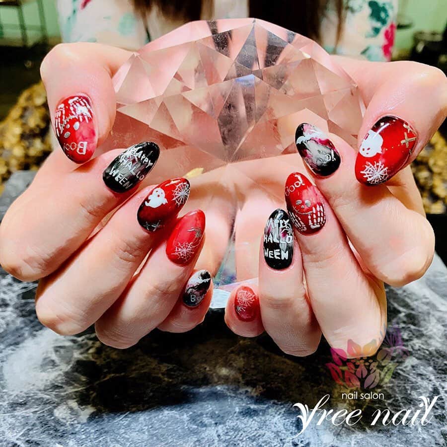 free nail フリーネイルのインスタグラム：「. ハロウィンネイル💅🏻🎃✨ . 楽しい季節ネイル👻🕸 . ネイルで毎日を楽しく😊🍀 . ご来店ありがとうございました🙇🏻‍♀️🙇🏻‍♀️🙇🏻‍♀️💗 . #ネイルアート #ジェルネイル #ネイルサロン #大阪ネイルサロン #ネイルデザイン #ネイルチェンジ #ハロウィンネイル #季節ネイル #手書きアート#メタリックネイル #赤ネイル #レッドネイル #ブラックネイル #デザインネイル #トレンドネイル #こだわりネイル #秋ネイル #autumnnails #nailsart #nailsdid #美甲 #日式美甲 #日式美甲胶 #日本美甲师 #日本美甲老师 #美甲上课 #日本胶 #フリーネイル #freenail」