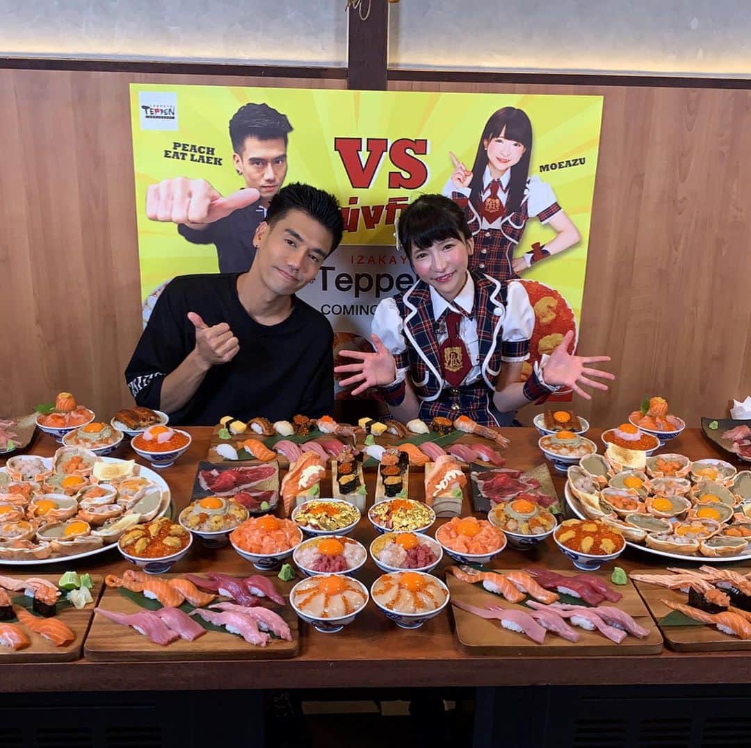 もえのあずきさんのインスタグラム写真 - (もえのあずきInstagram)「タイの大食い代表選手ピーチさんと🍑 大食い世界一決定戦ぶりの再会☺️あいかわらず優しいしおもしろいしよく食べはる😍 そしてここの海鮮丼や蟹味噌がキラキラすぎてすごい😍そして美味しい🤤💕 #居酒屋てっぺん#IZAKAYAteppen#teppenbangkok #TEPPEN#peacheatlaek #Thaifood#japanesefood#japanesegirl #bigeater#foodbattles #foodfighter#moeazu」10月13日 13時04分 - moeazukitty
