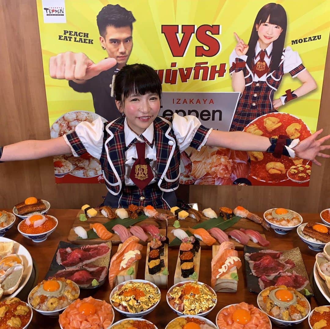 もえのあずきさんのインスタグラム写真 - (もえのあずきInstagram)「タイの大食い代表選手ピーチさんと🍑 大食い世界一決定戦ぶりの再会☺️あいかわらず優しいしおもしろいしよく食べはる😍 そしてここの海鮮丼や蟹味噌がキラキラすぎてすごい😍そして美味しい🤤💕 #居酒屋てっぺん#IZAKAYAteppen#teppenbangkok #TEPPEN#peacheatlaek #Thaifood#japanesefood#japanesegirl #bigeater#foodbattles #foodfighter#moeazu」10月13日 13時04分 - moeazukitty