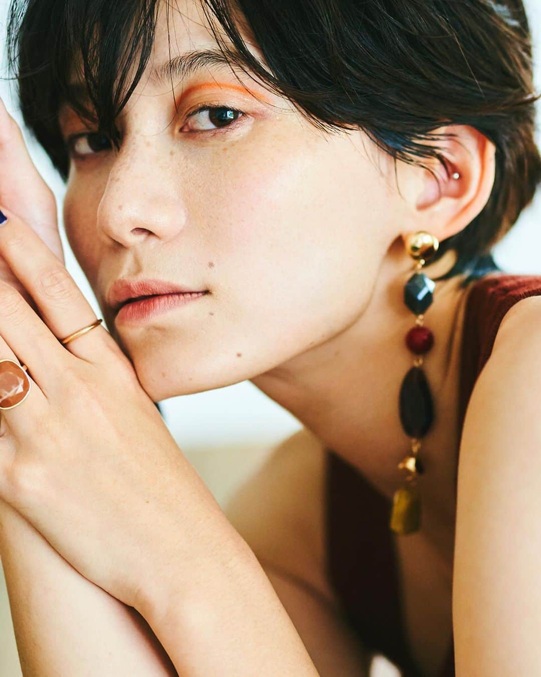 平山奈美のインスタグラム：「@mizunocanon  @konomi.hm  @onoderanoinsta . #ショート #ハンサムショート #ヘアアレンジ #ヘアメイク #オレンジメイク #アクセサリー #デニムコーデ #ままコーデ #男の子ママ #新米ママ #母ちゃん #makeup #orange #hairstyle #accessory #hairarrange #denim #autumn #mama #thankyou」