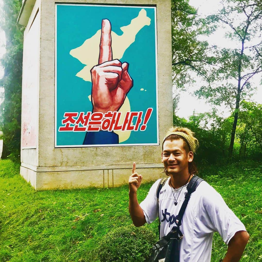 五十嵐恭雄さんのインスタグラム写真 - (五十嵐恭雄Instagram)「北朝鮮 の韓国との国境付近にて🇰🇵 これより先は写真はＮＧでした！📸 これなんて書いてあるかわかる人教えてください！笑  blogに北朝鮮ネタちょこちょこ書いてますので是非チェックしてみてください！✍️ #北朝鮮 #dprk  #カメラマン #photographer #cameraman #写真家 #旅 #旅人 #northkorea #korea #朝鮮 #trip #triper」10月13日 13時11分 - yasuo_ikarashi_
